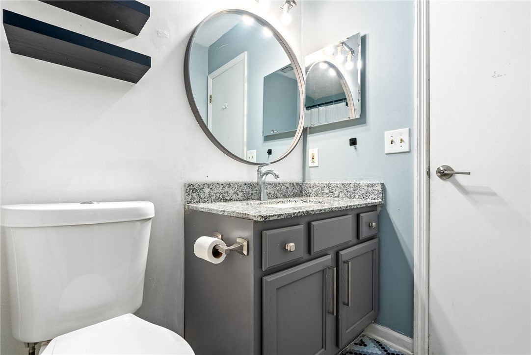 900 Hollins Road Auburn, AL 36830 - Photo 11 of 19 Shared Hall bath