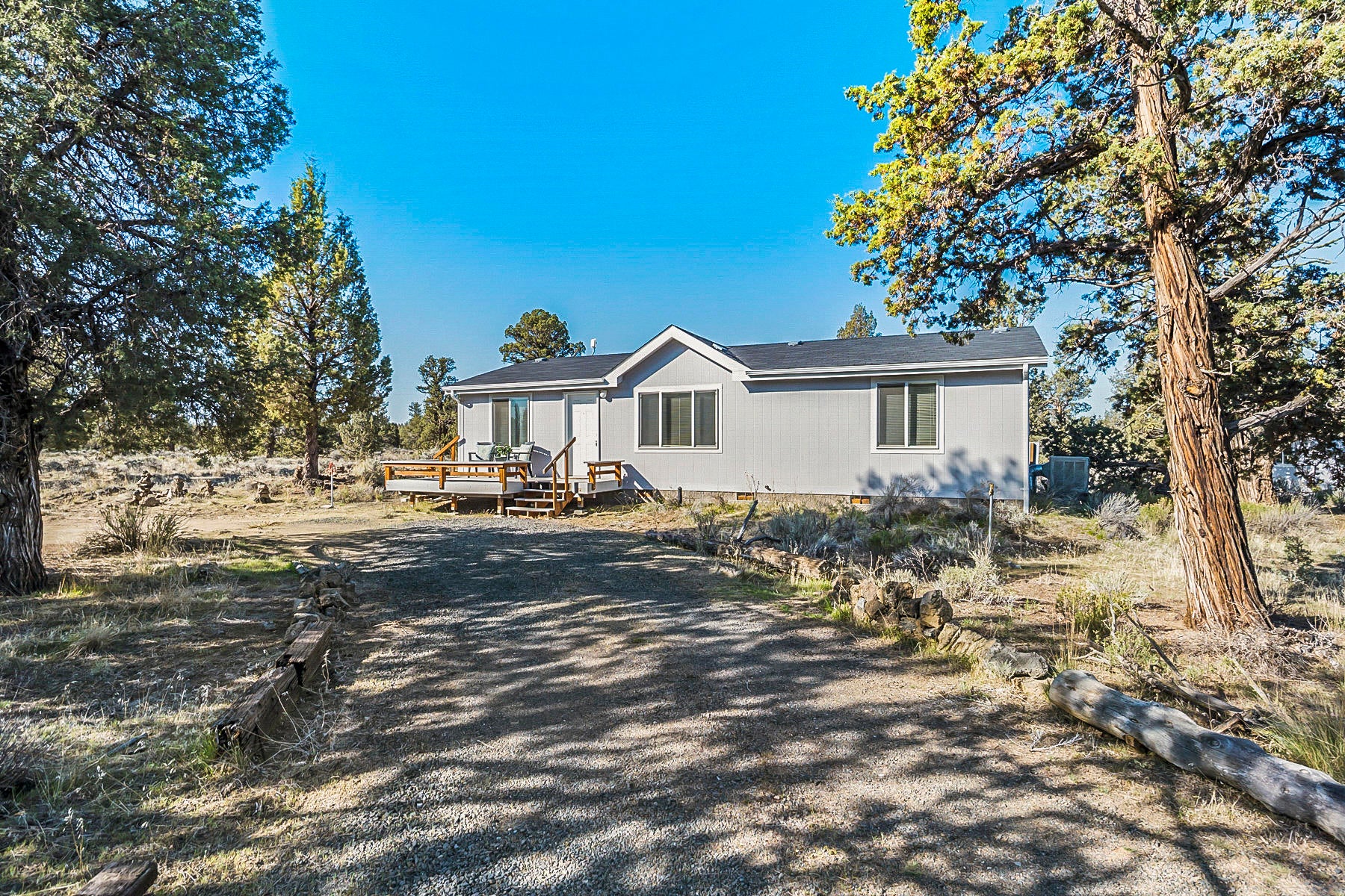 6637 Southwest Badger Road Terrebonne, OR 97760 - Photo 2 of 37 Front View