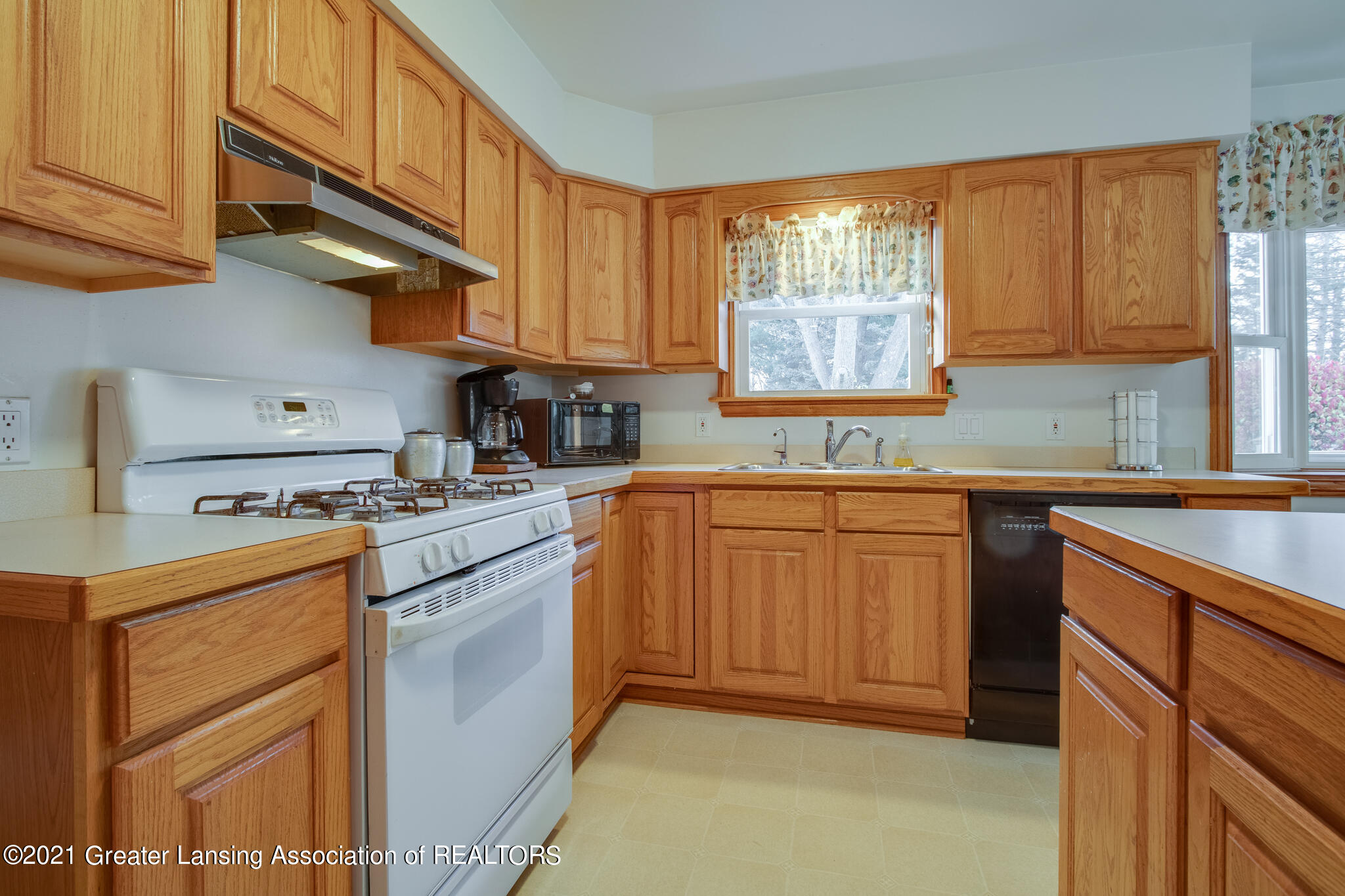 1114 Schavey Road Dewitt, MI 48820 - Photo 5 of 23 5