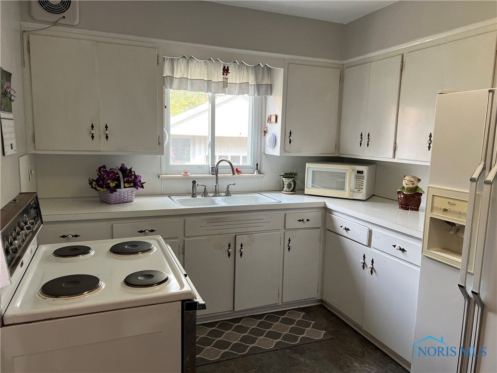 3519 Maxwell Road Toledo, OH 43606 - Photo 15 of 28 Kitchen