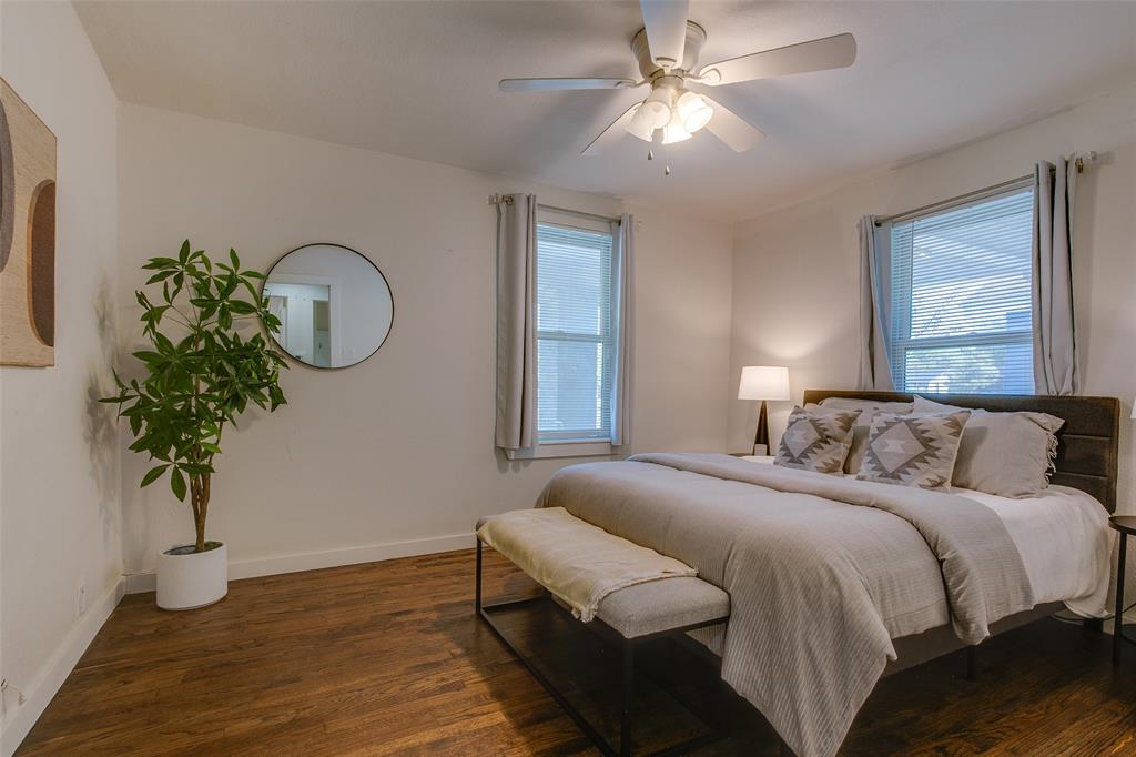 2606 West 12th Street Dallas, TX 75211 - Photo 26 of 36 a bedroom with bed and a potted plant