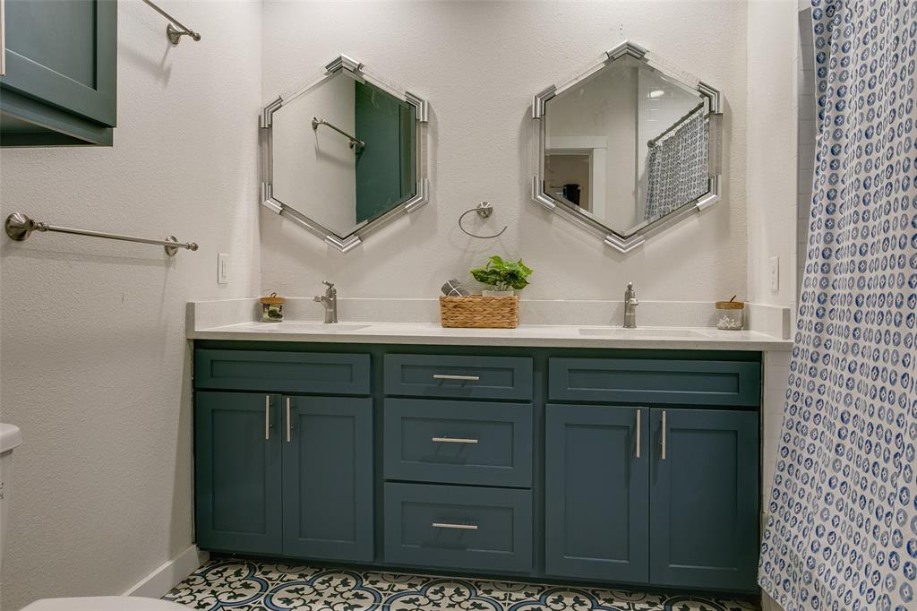 2606 West 12th Street Dallas, TX 75211 - Photo 32 of 36 a bathroom with a sink vanity and mirror