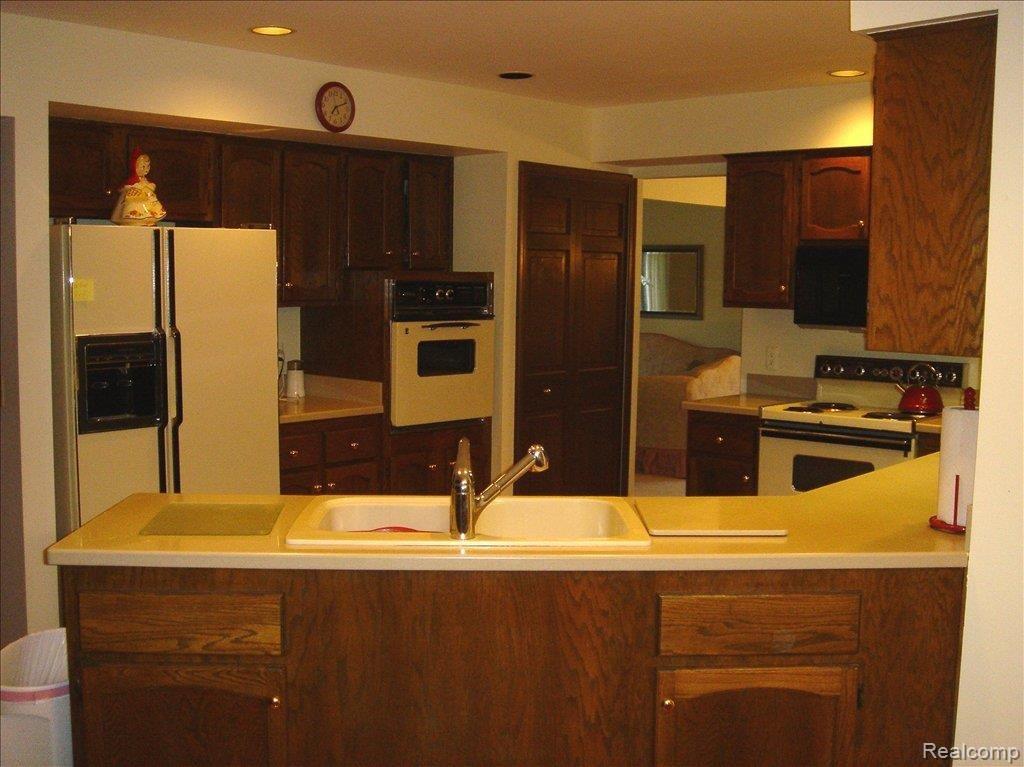 2823 Kilburn Court Rochester, MI 48306 - Photo 13 of 24 Akitchen1