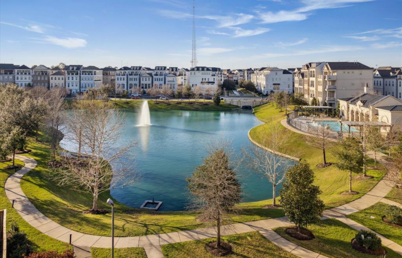3507 Eaton Ests Lane Houston, TX 77055 - Photo 24 of 30 Beautiful Somerset Green is one of two guard gated communities inside the Houston 610 loop.
It’s like stepping into another world. Here is a view of the beautiful man-made lake. There are community ducks and turtles to enjoy!