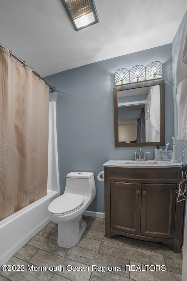 47 Forest Drive Jackson, NJ 08527 - Photo 15 of 17 a bathroom with a toilet a sink and mirror