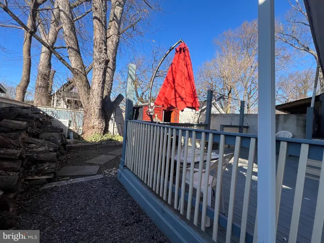 a view of a house with backyard and trees