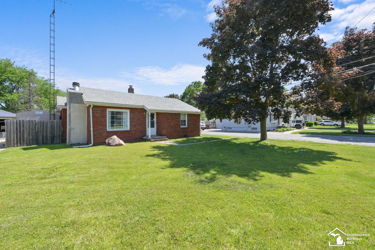 5864 Edgewood Boulevard Monroe, MI 48161 - Photo 4 of 25 50209778-15d41ced-0164-4dbc-85d1-78a4070027c1.JPG