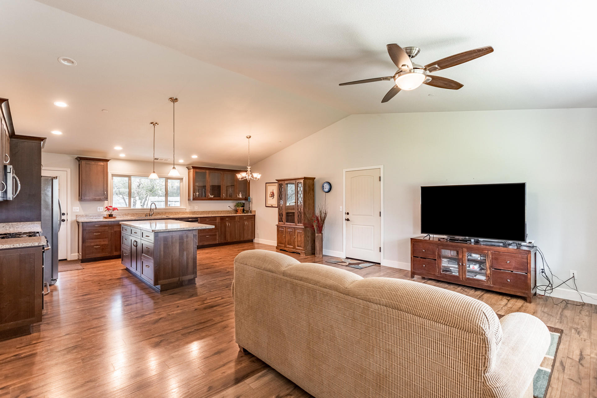 16190 Cloverdale Road Anderson, CA 96007 - Photo 8 of 28 40 Living