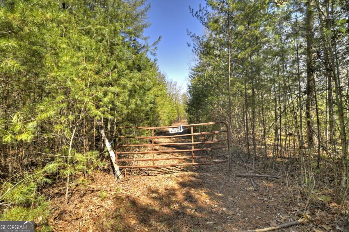 a view of entryway with wooden fence