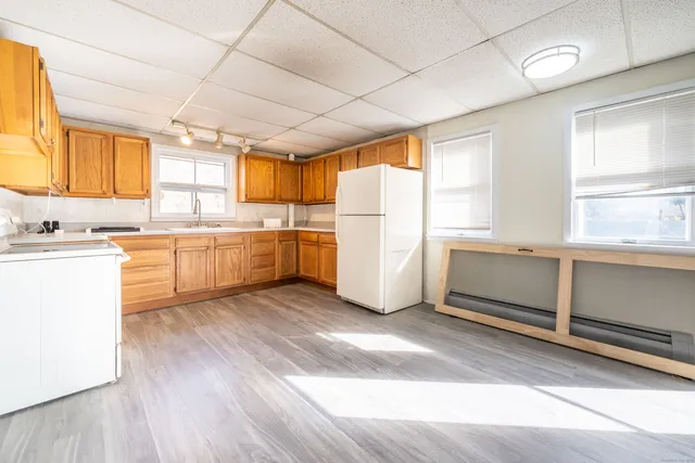 $1,850 | 54 Mowry Avenue, Norwich, CT 06360