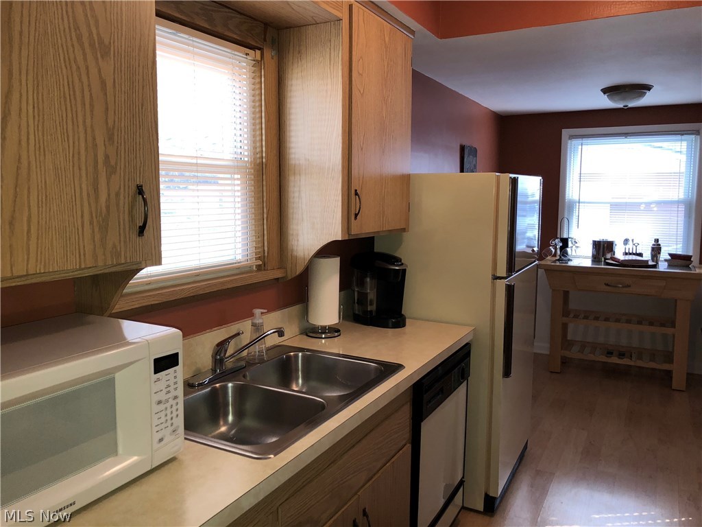 9420 David Road Cleveland, OH 44125 - Photo 6 of 23 Kitchen with newer laminate flooring.