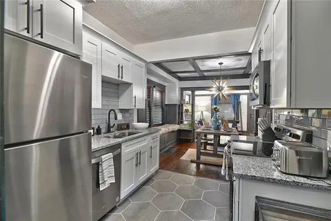 $375,000 | 703 East 43rd Street, Kansas City, MO 64110