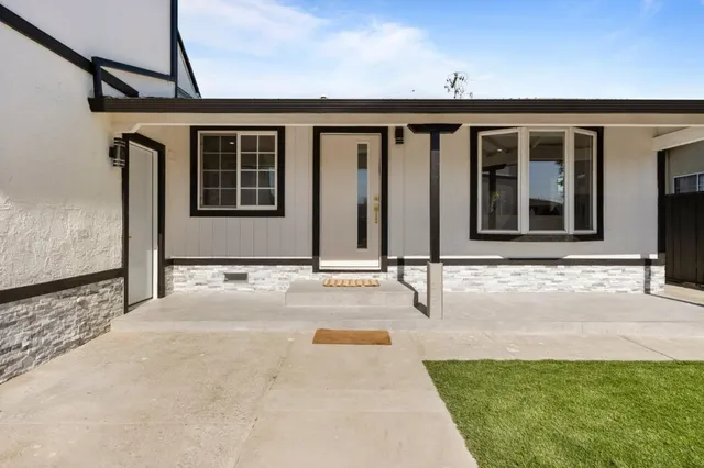 a view of house with backyard and porch