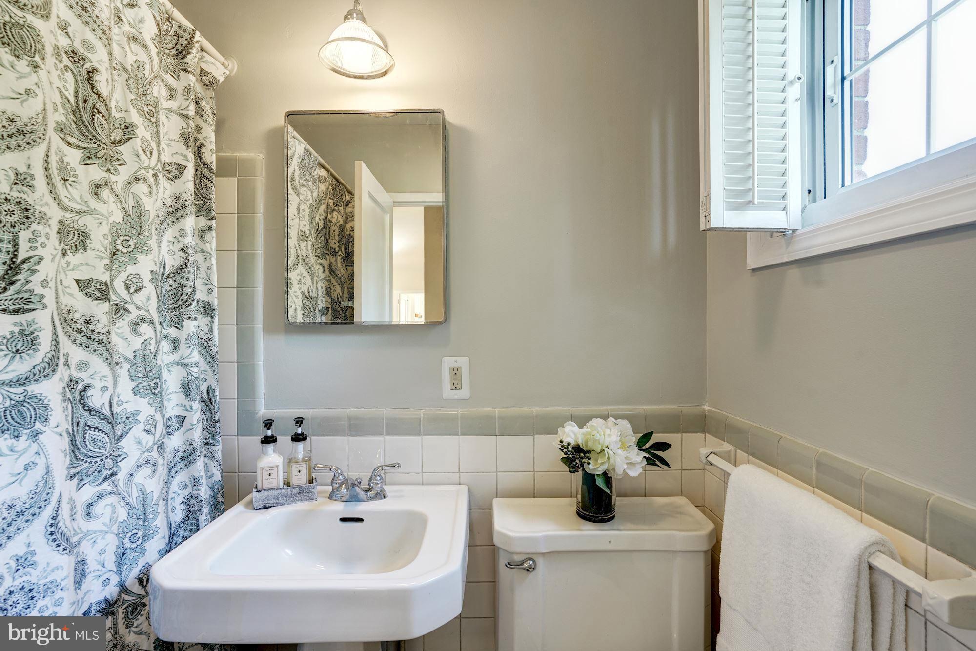 1756 Preston Road Alexandria, VA 22302 - Photo 8 of 15 Bath
