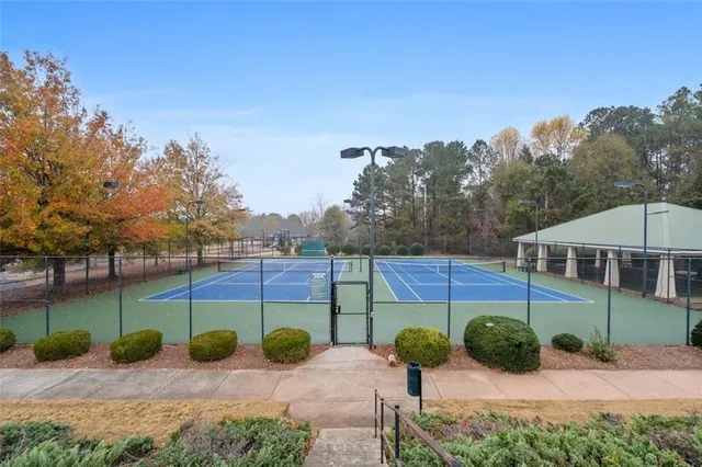 a view of a backyard