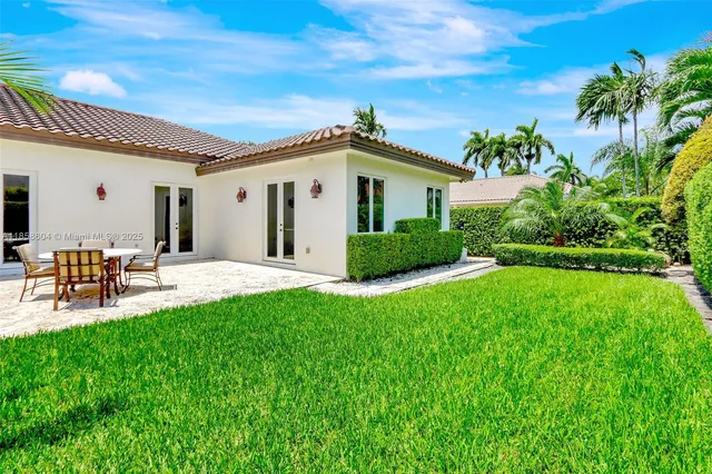 a view of back yard of the house
