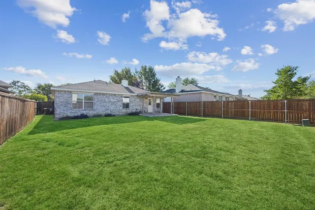 a view of a house with a backyard