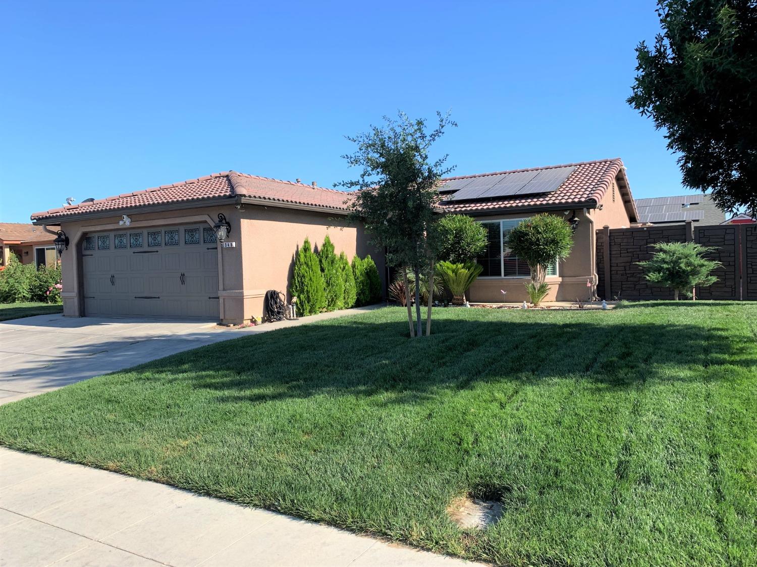 348 Silva Street Mendota, CA 93640 - Photo 3 of 24 a view of a backyard with a garden and plants