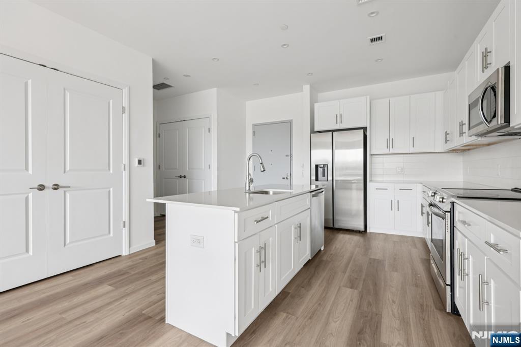 2 Executive Drive, Unit 821 Fort Lee, NJ 07024 - Photo 6 of 11