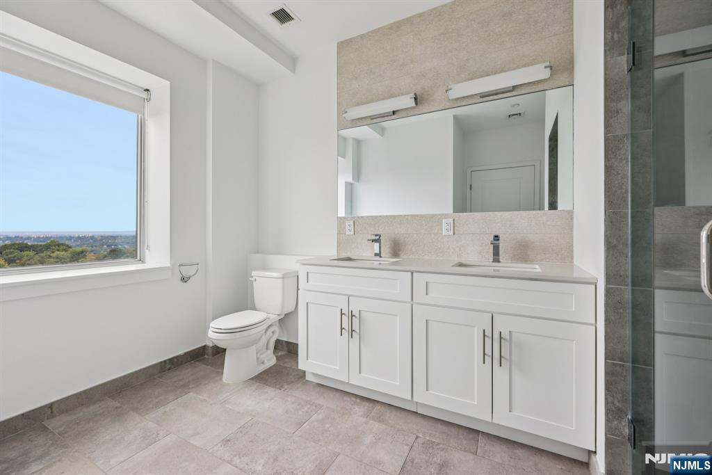 2 Executive Drive, Unit 821 Fort Lee, NJ 07024 - Photo 9 of 11