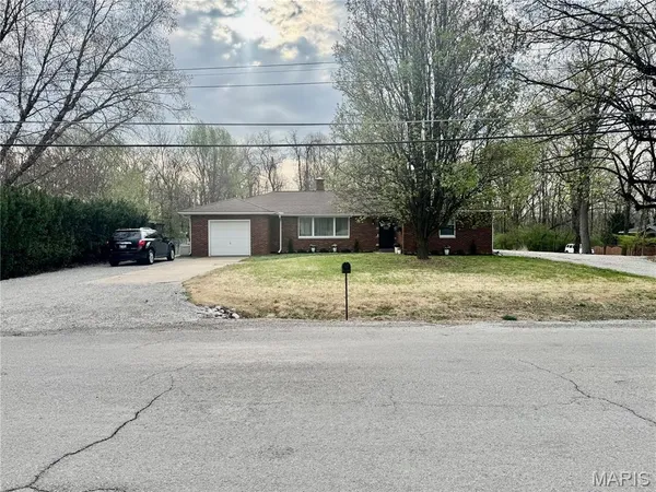 $314,900 | 52 Circle Drive, Fairview Heights, IL 62208