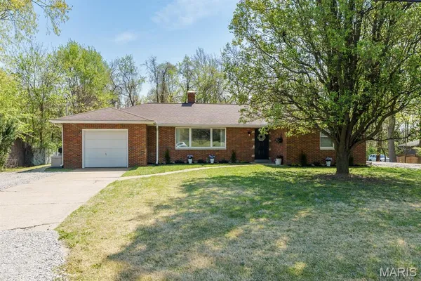 $314,900 | 52 Circle Drive, Fairview Heights, IL 62208