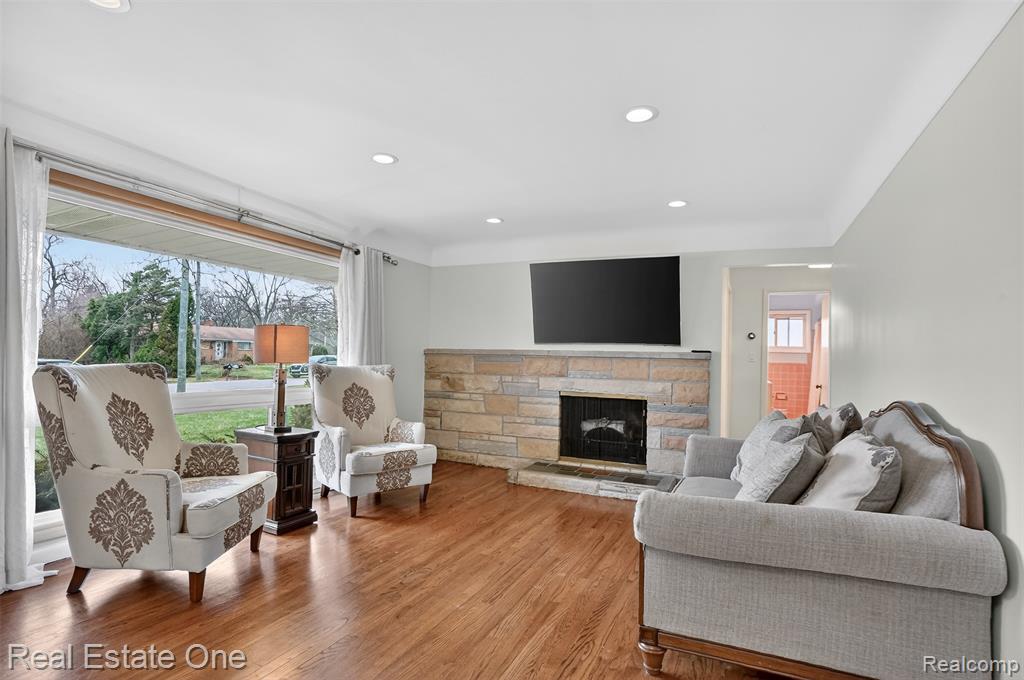 28491 Bayberry Road Farmington Hills, MI 48331 - Photo 5 of 37