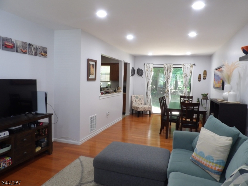 605 Timber Oaks Road Edison, NJ 08820 - Photo 7 of 25