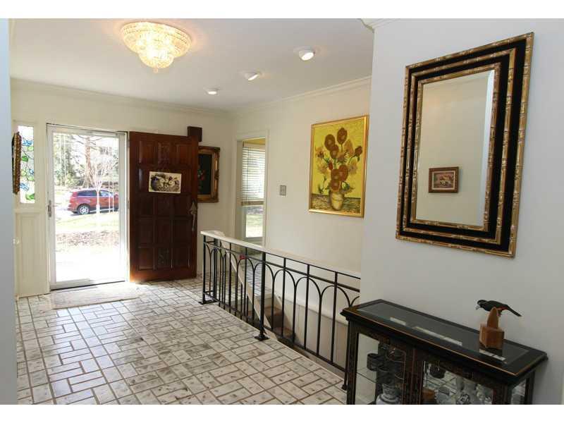 912 Valleyview Road Mt. Lebanon, PA 15243 - Photo 2 of 25 Entry/Foyer.