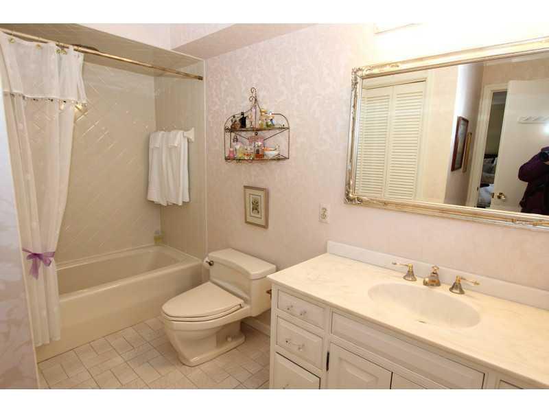 912 Valleyview Road Mt. Lebanon, PA 15243 - Photo 16 of 25 Master Bath/Spa.