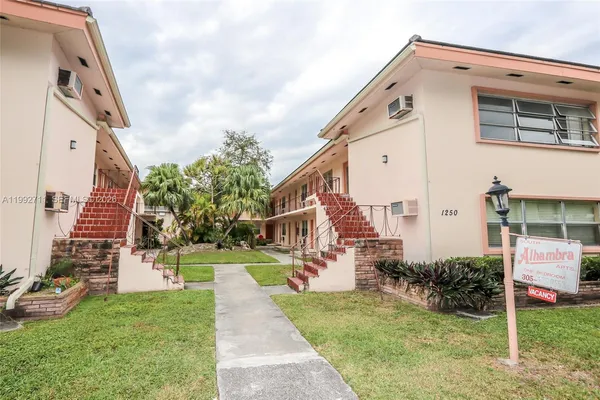 $2,000 | 1250 South Alhambra Circle, Unit 12A, Coral Gables, FL 33146