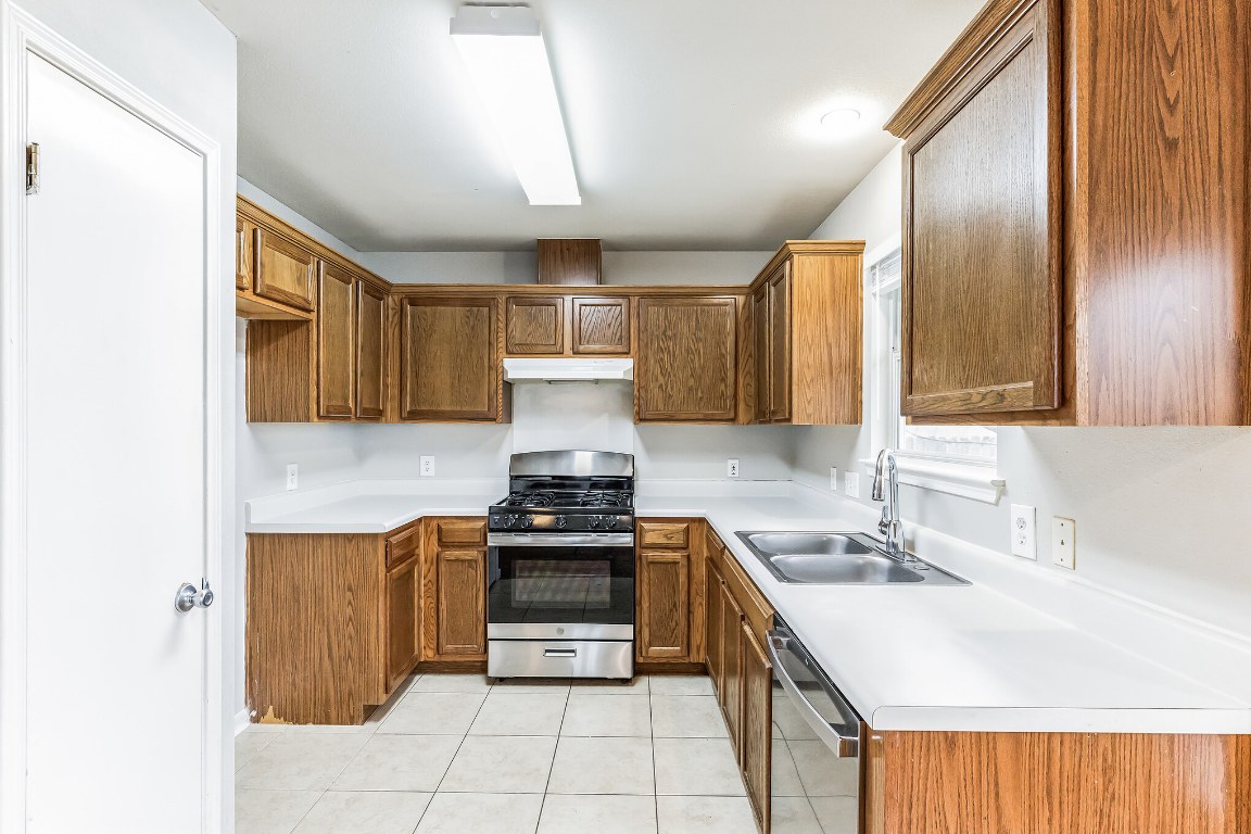313 Caladium Drive Georgetown, TX 78626 - Photo 14 of 36 a kitchen with a stove a sink and a refrigerator