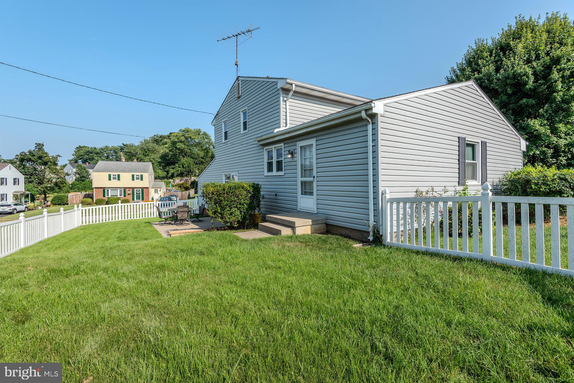 208 Ardmore Road Linthicum Heights, MD 21090 - Photo 34 of 58 a backyard of a house with table and chairs
