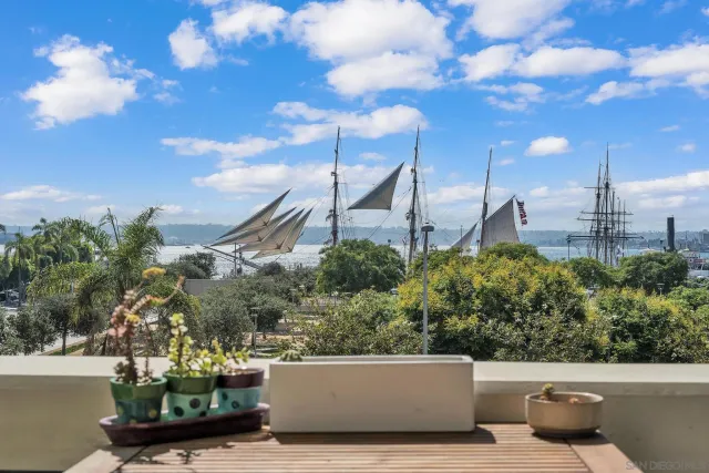 a view of a back yard