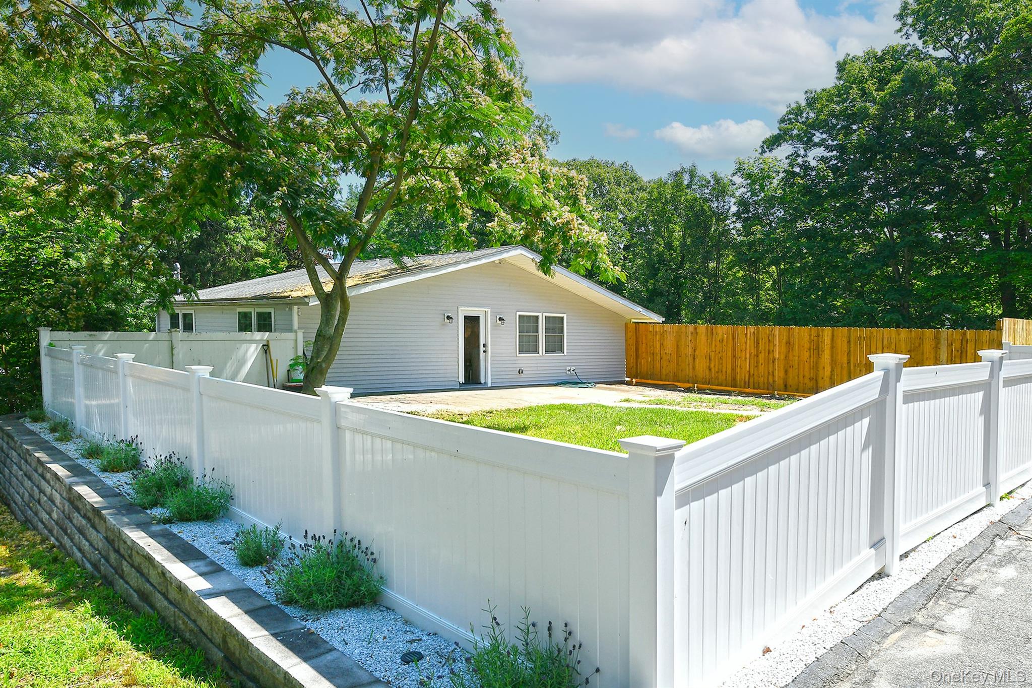 33 Robin Road Rocky Point, NY 11778 - Photo 3 of 16 Brand New PVC Fence