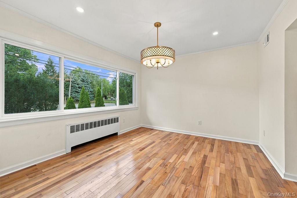 84 Middle Neck Road Roslyn, NY 11576 - Photo 12 of 28 Gallery Image 12