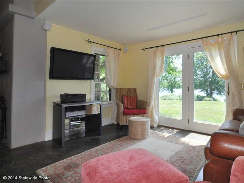 2389 Main Road Tiverton, RI 02878 - Photo 16 of 25 Den/Family/Great Room.