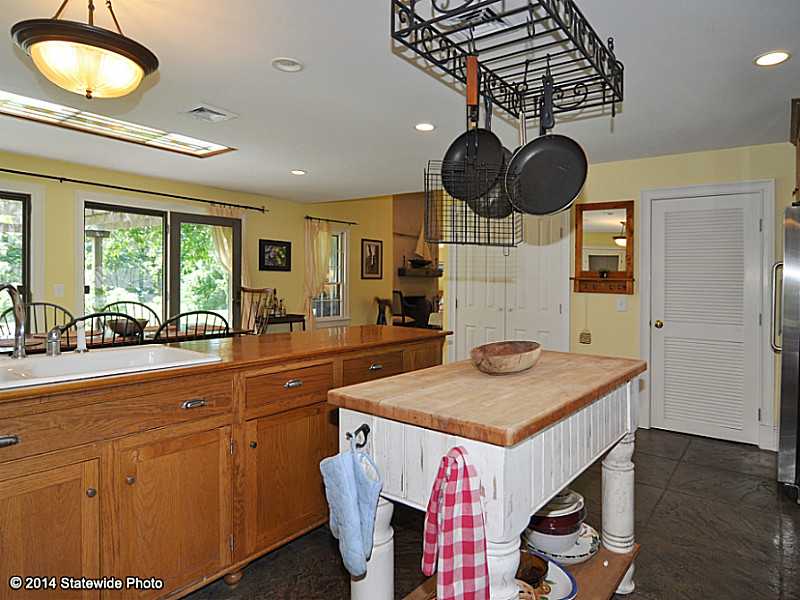 2389 Main Road Tiverton, RI 02878 - Photo 17 of 25 Kitchen.