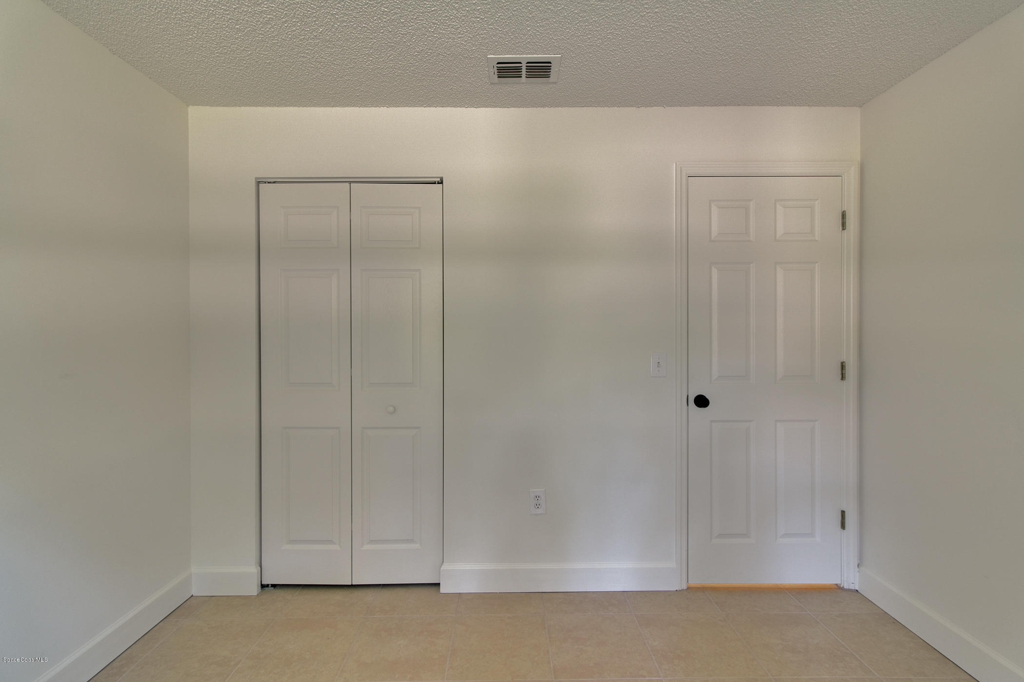 390 Warner Road Southwest Palm Bay, FL 32908 - Photo 20 of 32 Guest Room