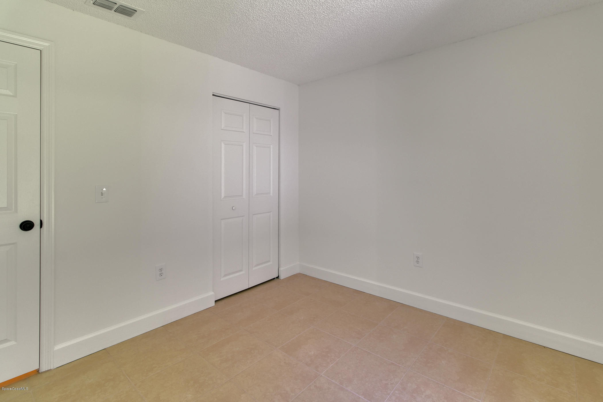 390 Warner Road Southwest Palm Bay, FL 32908 - Photo 21 of 32 Guest Room
