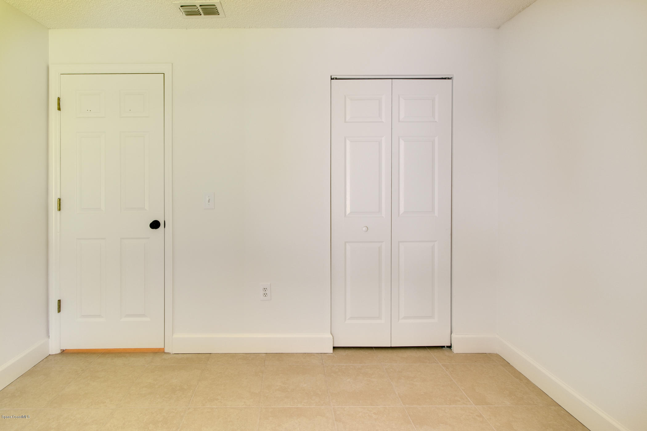 390 Warner Road Southwest Palm Bay, FL 32908 - Photo 22 of 32 Guest Room