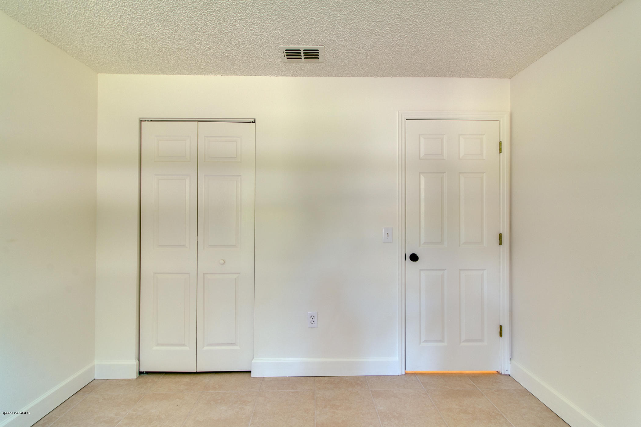 390 Warner Road Southwest Palm Bay, FL 32908 - Photo 25 of 32 Guest Room