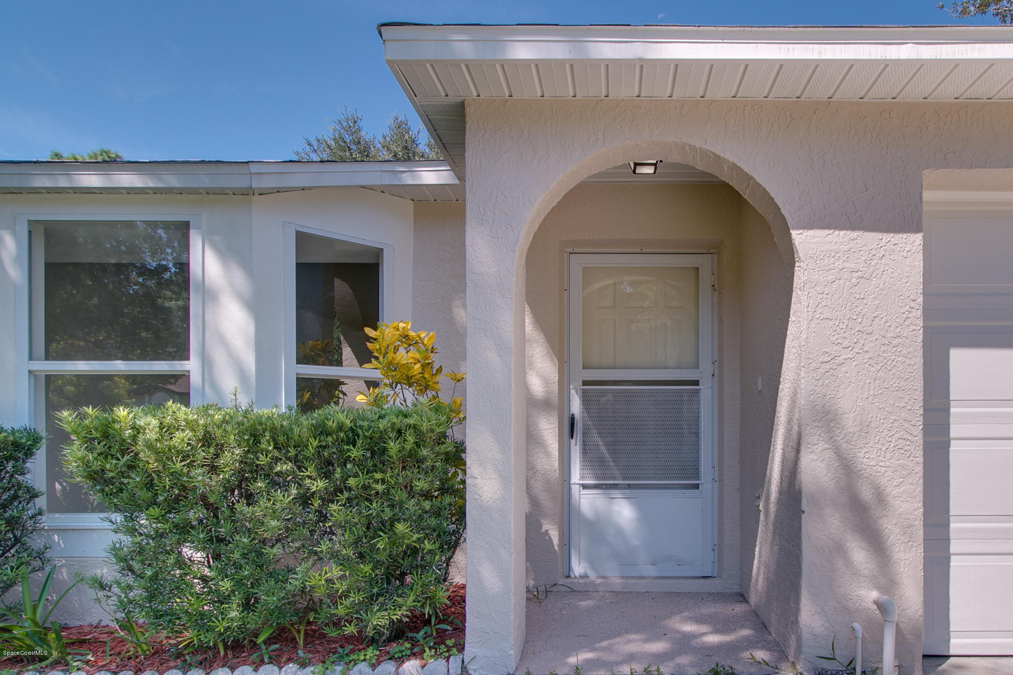 390 Warner Road Southwest Palm Bay, FL 32908 - Photo 5 of 32 Front Entrance with Screen Door