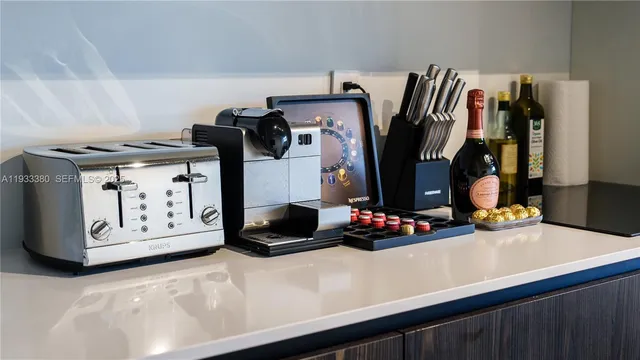 $9,850 | 5255 Collins Avenue, Unit 9E, Miami Beach, FL 33140