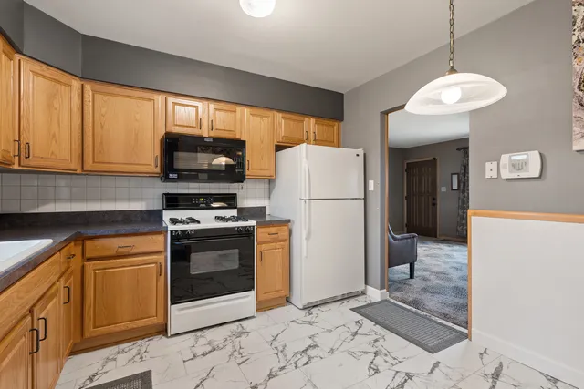 $1,800 | 537-541 North Edgelawn Drive, Unit 537, Aurora, IL 60506