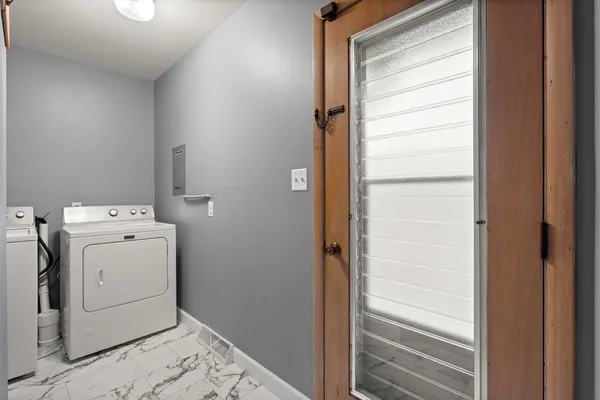 $1,800 | 537-541 North Edgelawn Drive, Unit 537, Aurora, IL 60506