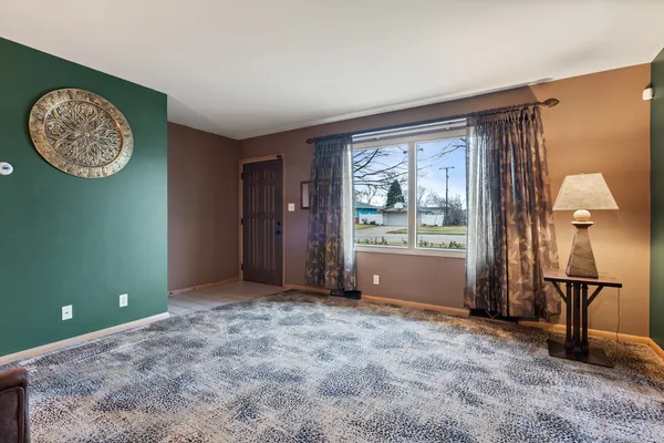 $1,800 | 537-541 North Edgelawn Drive, Unit 537, Aurora, IL 60506