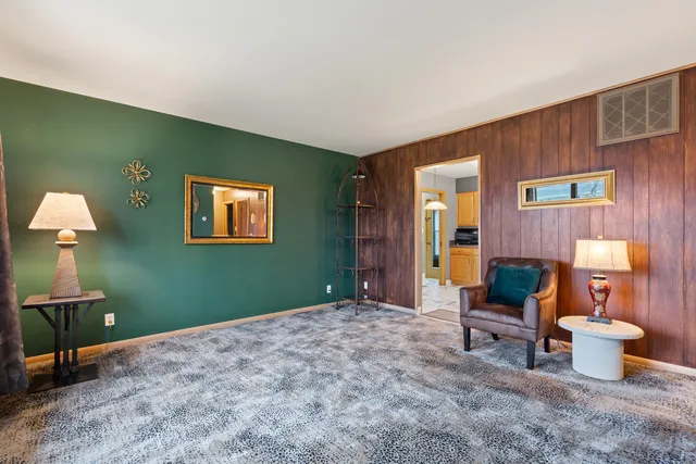 $1,800 | 537-541 North Edgelawn Drive, Unit 537, Aurora, IL 60506