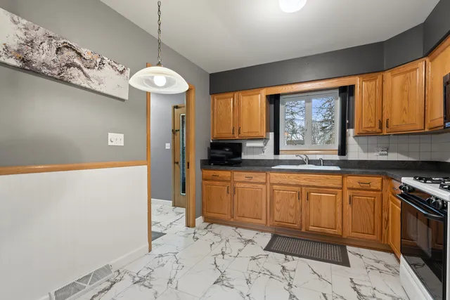 $1,800 | 537-541 North Edgelawn Drive, Unit 537, Aurora, IL 60506