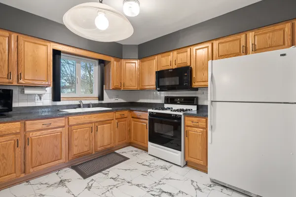 $1,800 | 537-541 North Edgelawn Drive, Unit 537, Aurora, IL 60506